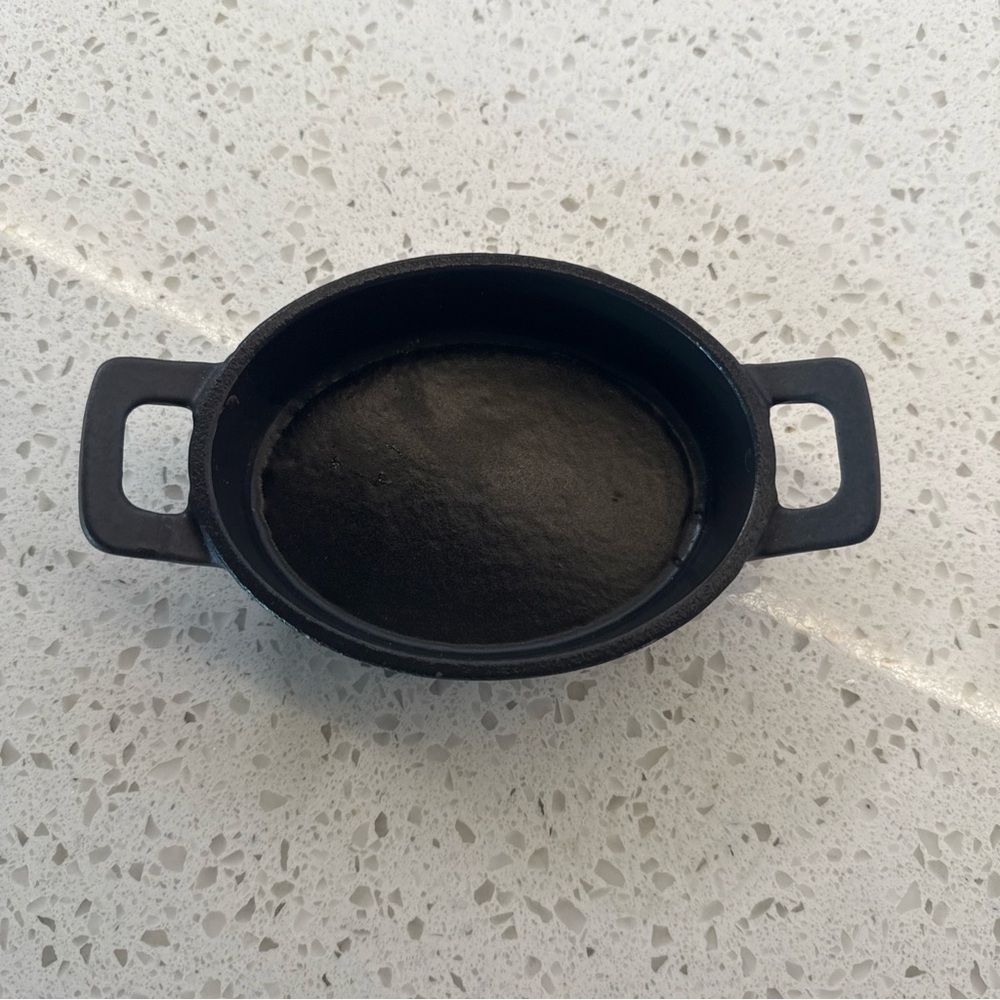 Zakarian Black Oval Cast Iron Casserole Dish